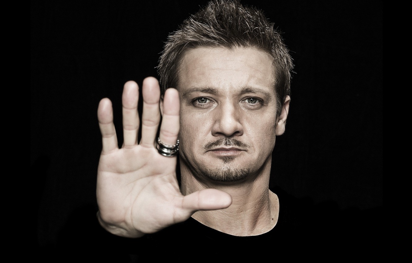 does jeremy renner have clubbed fingers